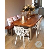Silla FOREST de Fast con una mesa de madera