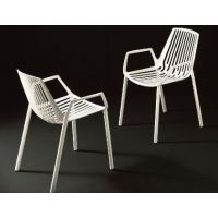 Silla con reposabrazos de exterior RION de Fast en color blanco