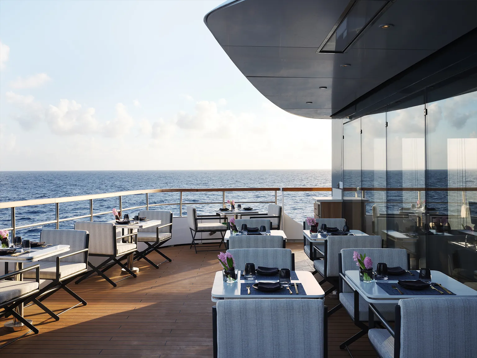 Terraza junto al mar con calefactores Bromic