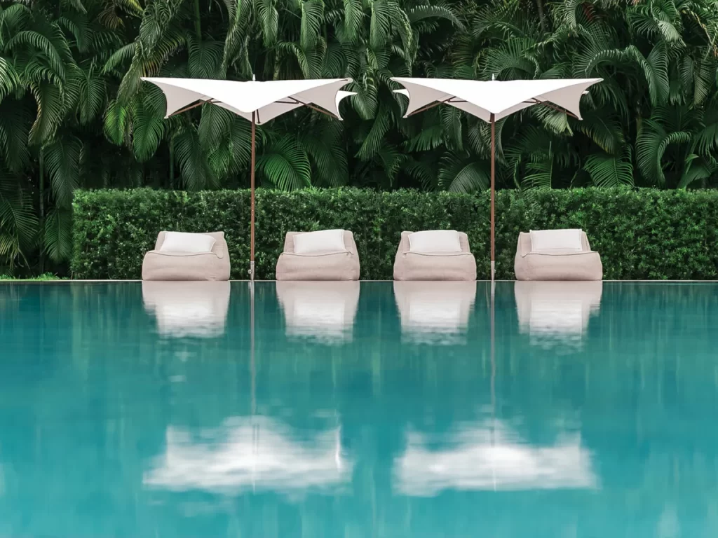Sombrillas Tuuci junto a una piscina